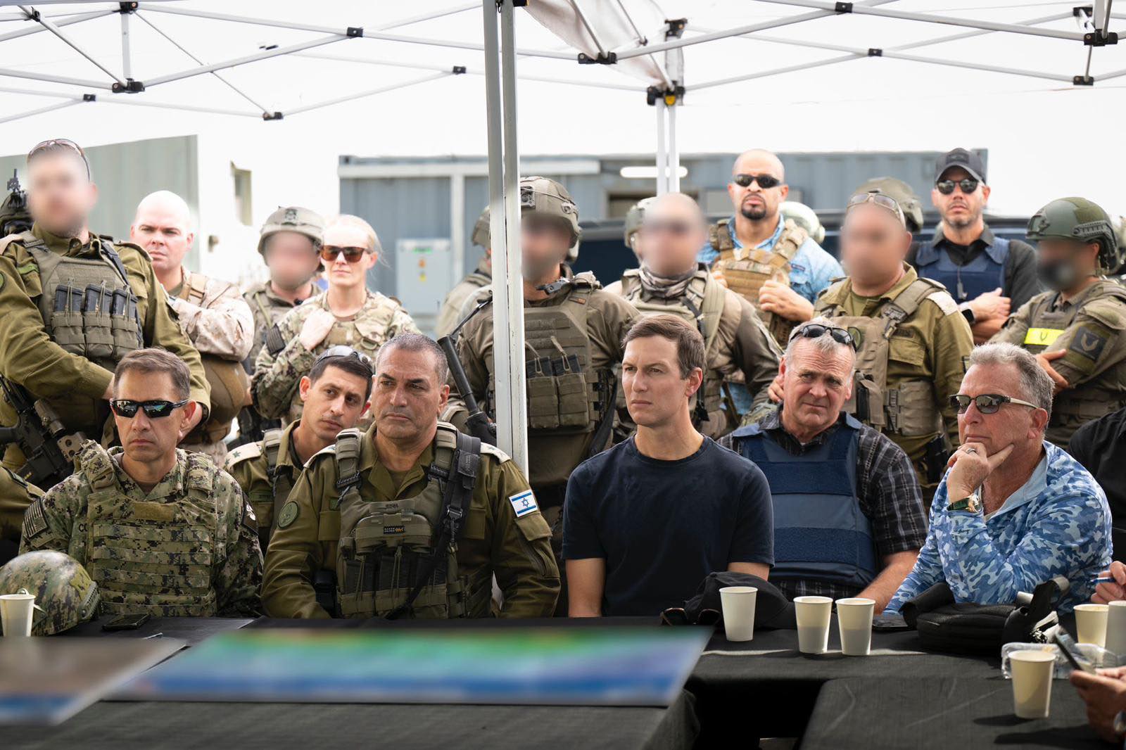 川普女婿庫許納（中）擔任特使與以軍將領討論軍情。（翻攝自FB@Israel Defense Forces）